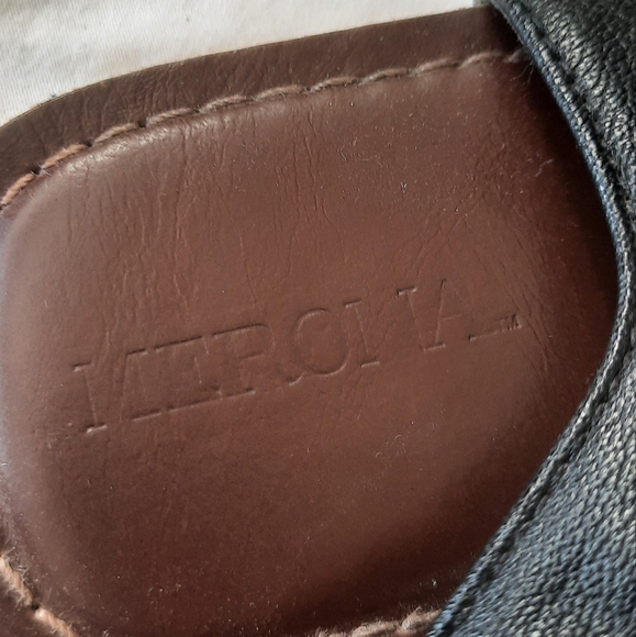 Merona Sandles, Black with Gold Detail, Size 9.5, Small scuff on front of sandle - Picture 6 of 7